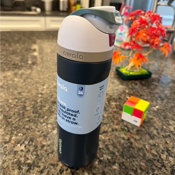 Owala | 24oz FreeSip Bottle - Picture 2 of 2